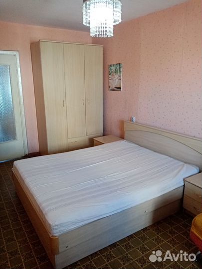 Спальный гарнитур и диван