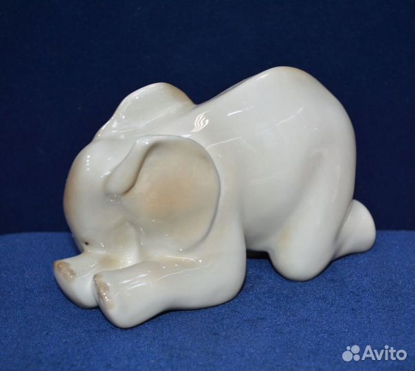 Фарфоровая статуэтка- спящий слон. лфз