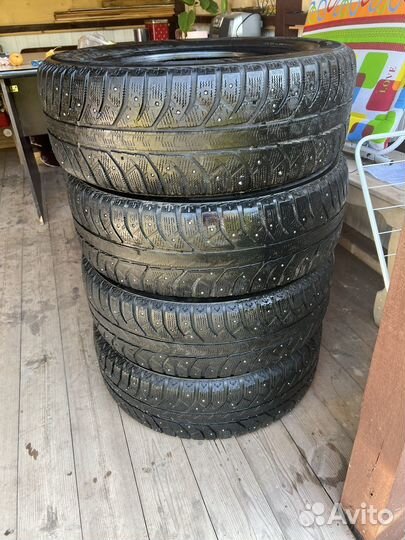 Bridgestone Ice Cruiser 7000 215/60 R17 100T