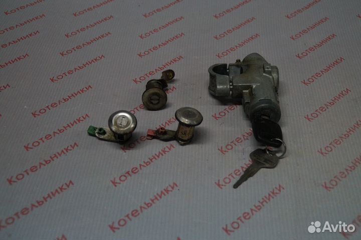 Nissan D8700-2N300 Замок зажигания / дверей