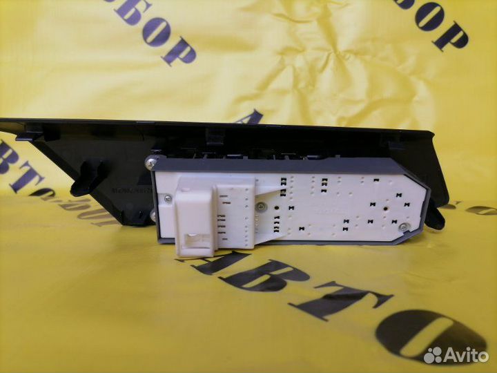 Блок управления стеклоподъемниками Toyota Rav4 40