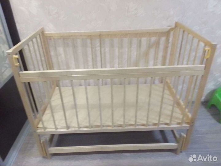Детская кроватка с продольным маятником