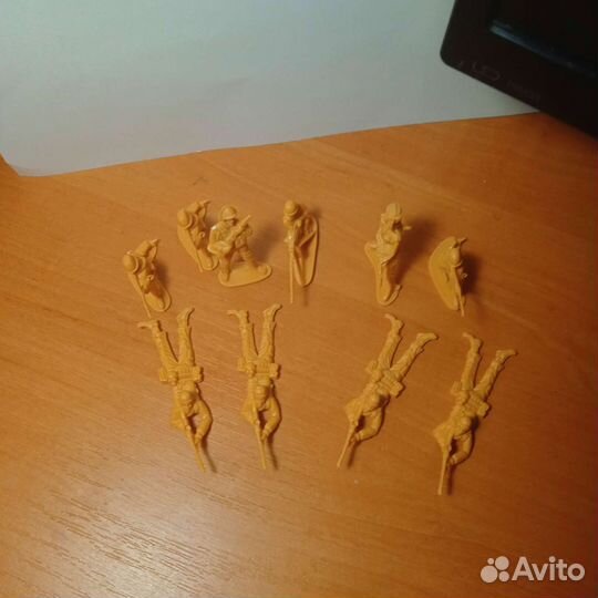 Солдатики военные. Жёлтые