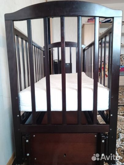 Детская кроватка с маятником и ящиком