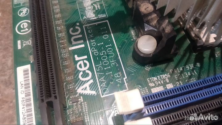 Материнская плата с процессором и радиатором