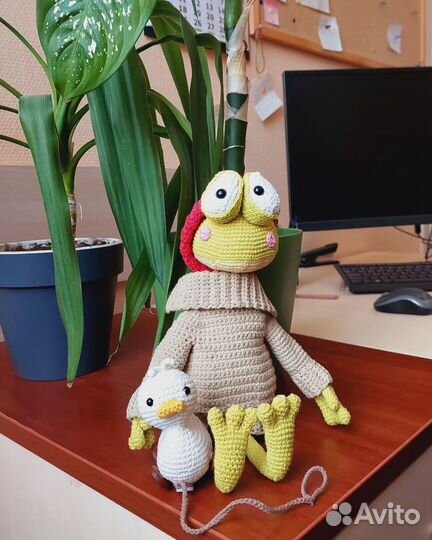 Вязаная игрушка Лягушка в дождевике ручной работы