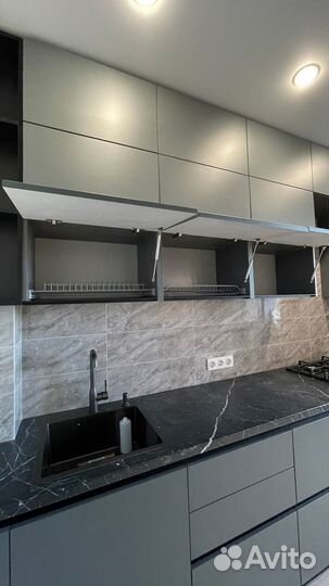 Кухня серая на заказ до потолка