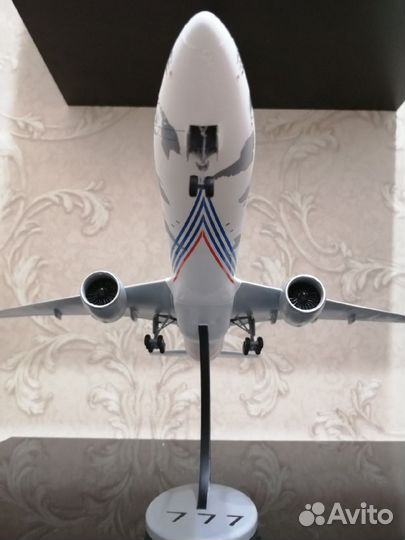Модель Boeing 777 1/144