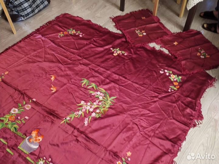 Покрывало атласное с наволочками новое