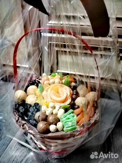 Подарочный корзины с орехами и сухофруктами