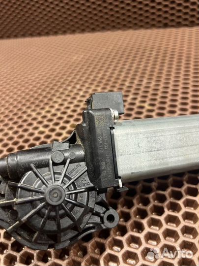 Моторчик регулировки высоты сиденья передний