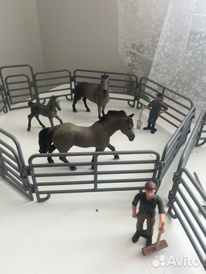 Фигурки лошадей набор