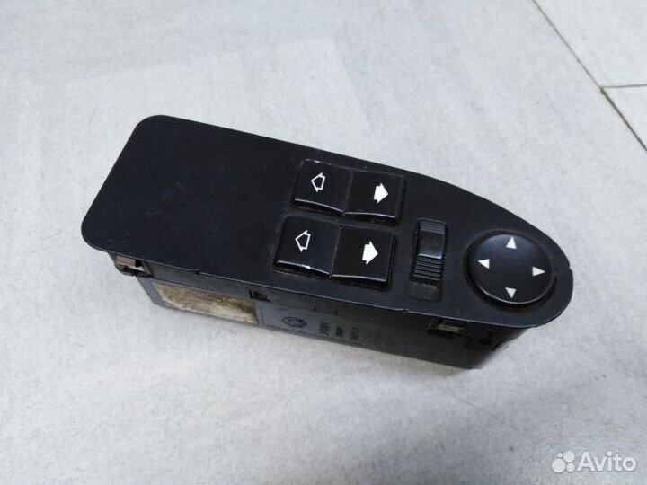 Блок управления стеклоподъемниками и зеркалами