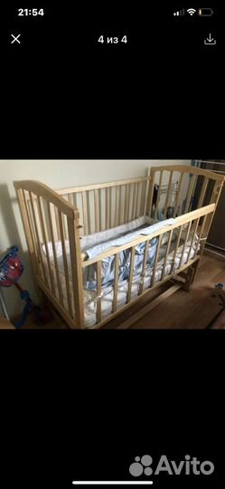 Детская кроватка с маятником