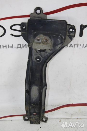 Кронштейн замка капота Nissan Murano Z50