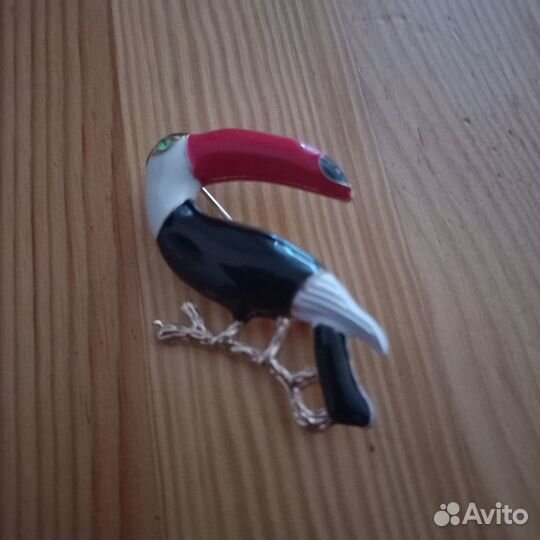 Брошь тукан