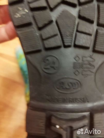 Детские резиновые сапоги и кроссовки много