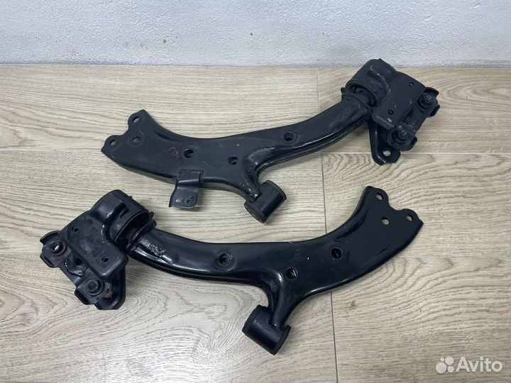 Рычаги передние комплект Honda CR-V 3