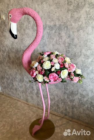 Фламинго фигура с цветами