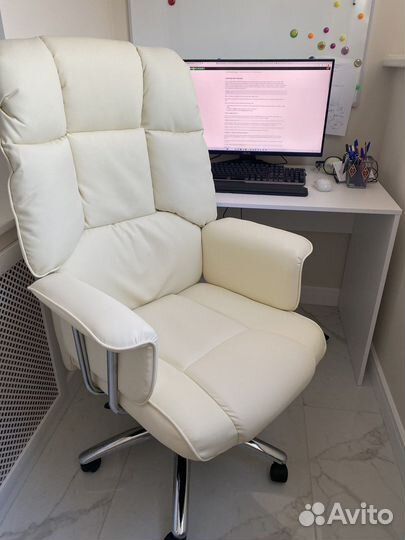 Офисное кожаное кресло