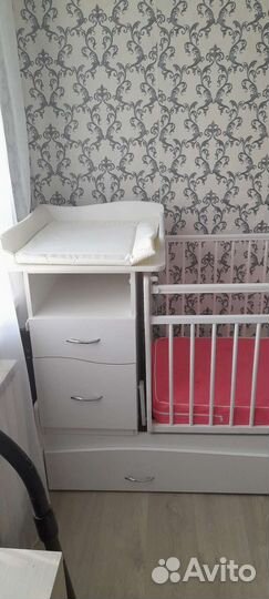 Детская кроватка с маятником и пеленальным комодом