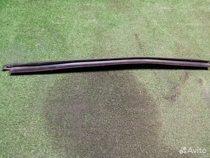 Уплотнитель стекла двери задний правый Nissan
