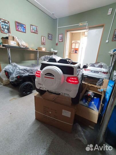 Детский электромобиль jeep 200