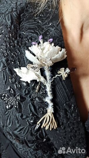 Брошь кутюрный цветок белый с аметистами и кварцем