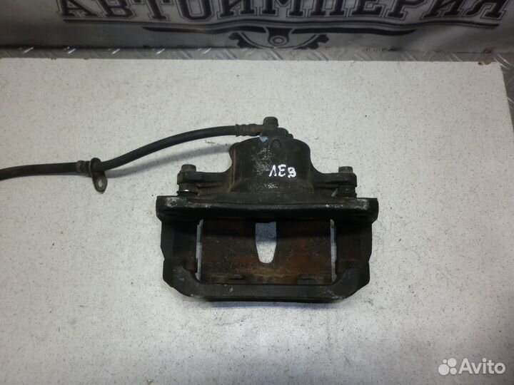 Суппорт тормозной передний Toyota Sienna 2 2005