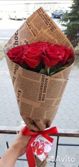 9 красных роз в крафте
