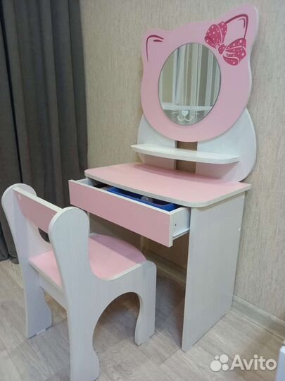 Детский туалетный столик