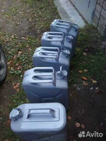 Канистры 20л для бензина и масла 4 шт