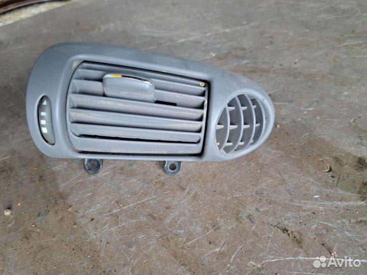 Дефлектор правый на Mercedes W203 C180