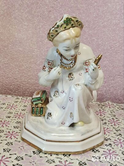 Статуэтка фарфоровая Малахитовая шкатулка. СССР