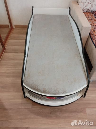 Детская кровать машинка с матрасом бу