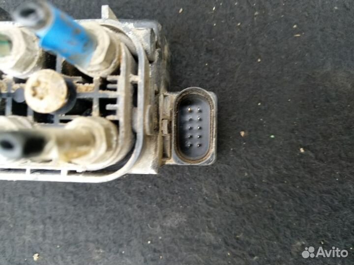 Блок клапанов пневмоподвески Jeep Grand Cherokee 4