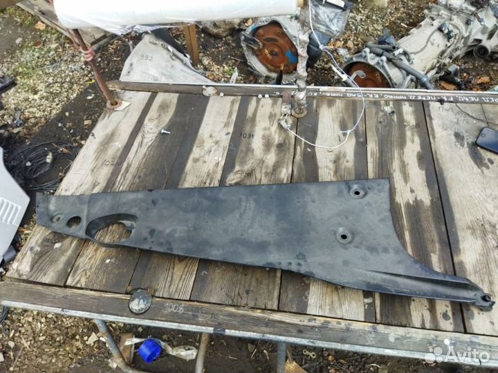 Декоративная крышка двс передняя левая Lexus