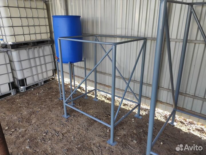 Бочка с краном для капельного полива растений