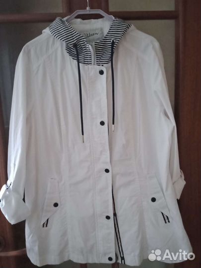 Ветровка с капюшоном и регулируемым рукавом