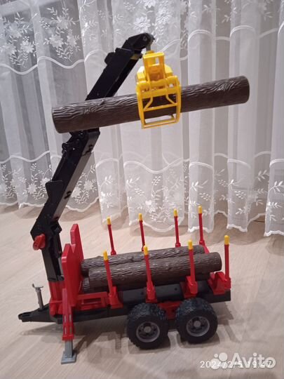 Трактор bruder с прицепом с манипулятором