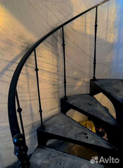 Лестница на металлокаркасе открытого типа