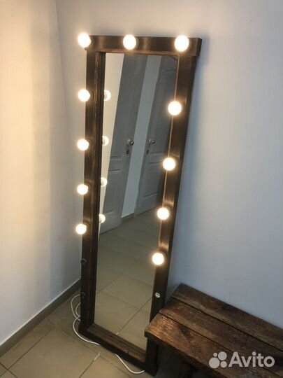 Гримерное зеркало с лампочками