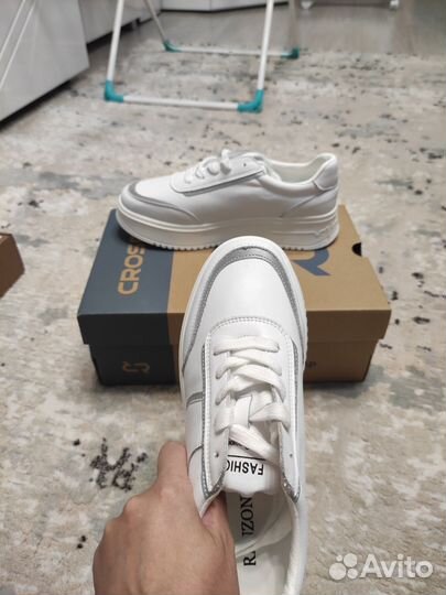 Кроссовки женские 39