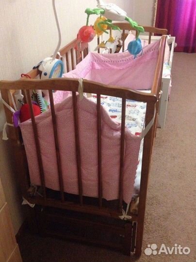 Детская кроватка с маятником