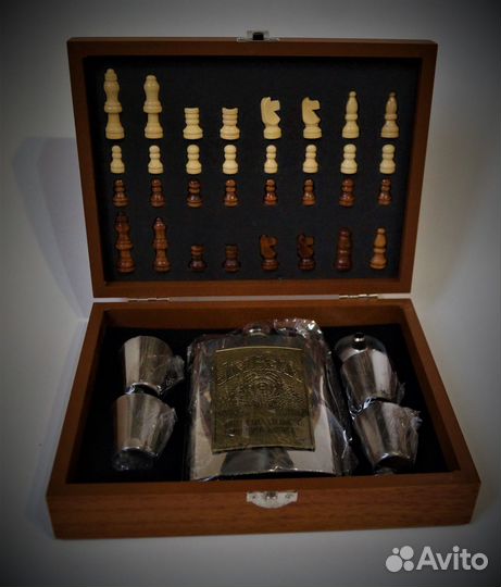 Набор шахмат с фляжкой и стопками