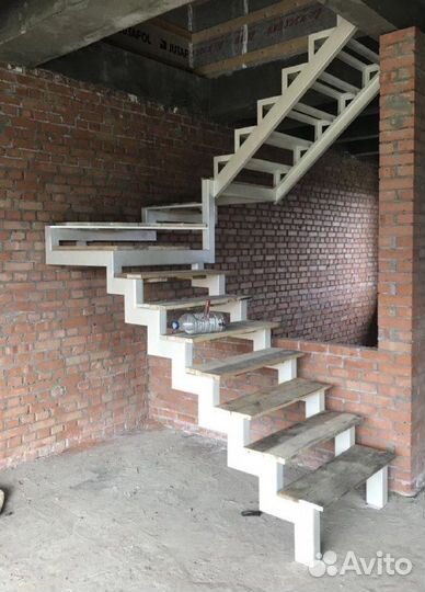 Лестница на металлическом каркасе