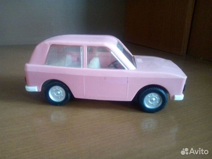 Много советских машинок и самолет