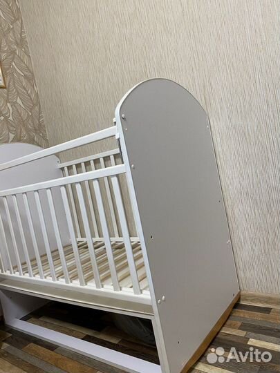 Детская кроватка с маятником белая