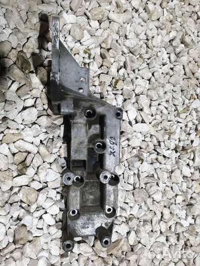 Кронштейн генератора Volvo XC90 Вольво