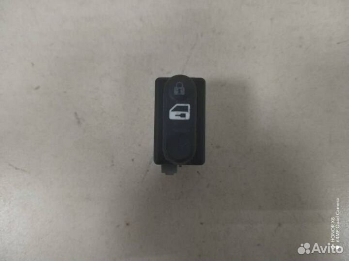 Кнопка центрального замка Nissan Primera P12 2002